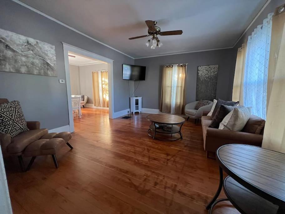 Timelessly Restored Home - Entirely Yours To Enjoy بيلنغز المظهر الخارجي الصورة
