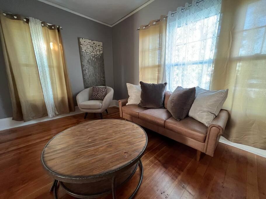 Timelessly Restored Home - Entirely Yours To Enjoy بيلنغز المظهر الخارجي الصورة